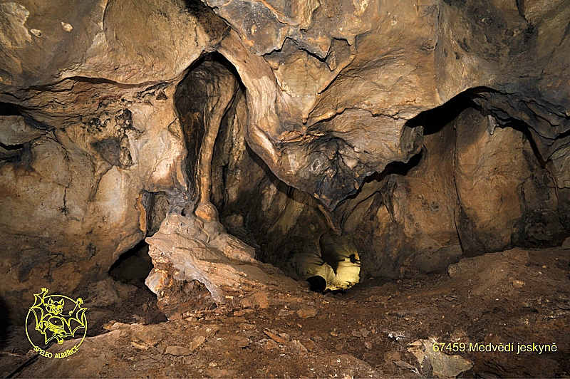 Interiér Medvědí jeskyně je značně poničený od novodobého rozdělávání ohně - kliknutím zvětšíte