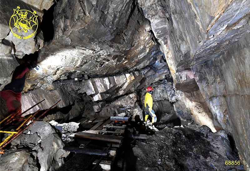 stará část jeskyně po ukončení sondážních prací. V pozadí krátká vystřílená chodba, která nedosáhla volných prostor - kliknutím zvětšíte
